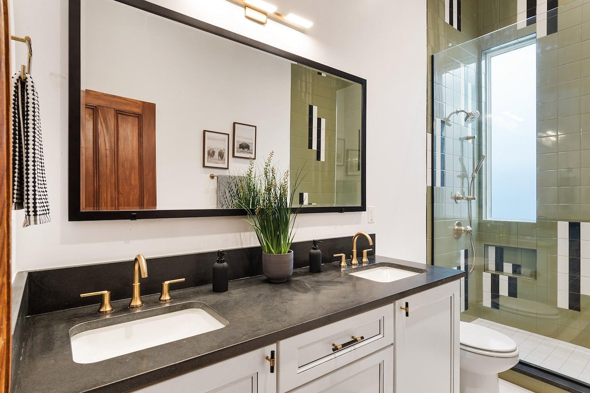 Luxury Oasis on Magazine – Uptown and Walkable gallery image 5