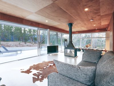 *Rye Glass House* – Architectural Escape + Pool