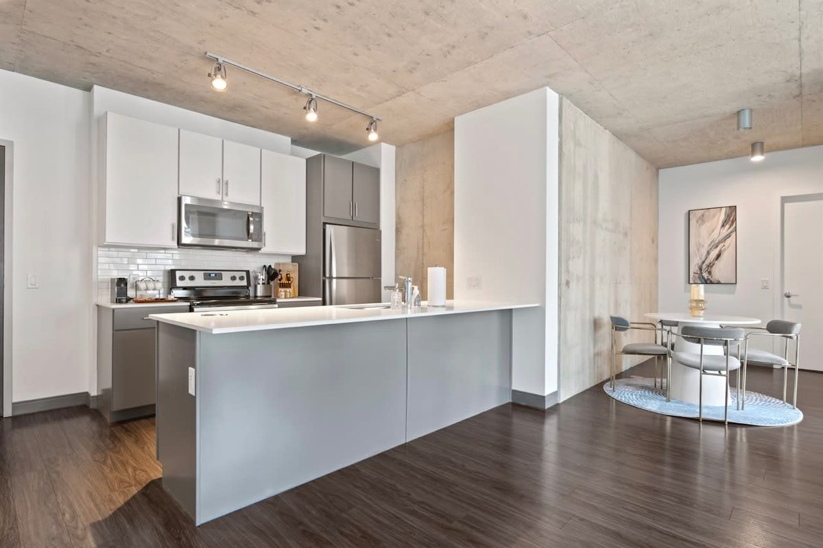 Modern 2BR in The Loop + Panoramic City Views gallery image 3