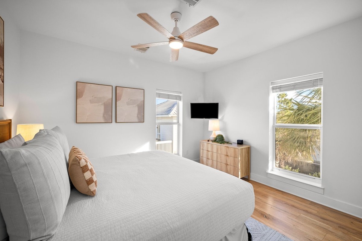 Sleeps 21! Pool, Game Room, LSV, & Carriage House! gallery image 5