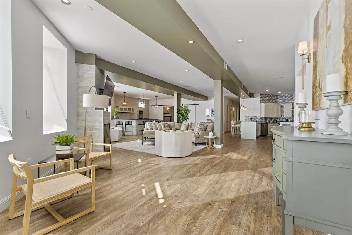 The Shaker – Huge Luxury Loft with City Views! gallery image 2