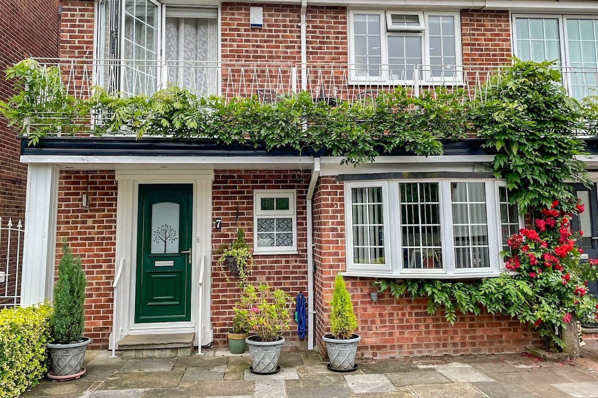 Splendid mews in trendy Bowdon, private parking. gallery image 5