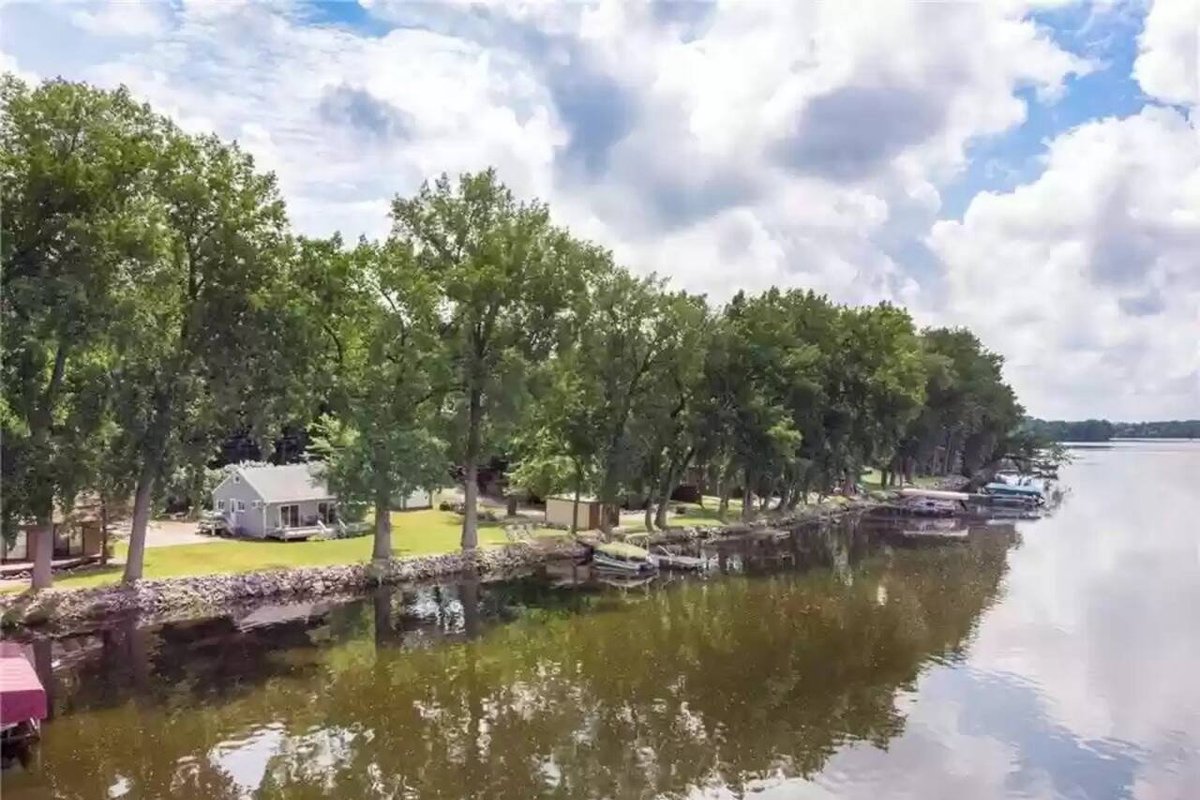 Cozy Lakefront Cottage w/pontoon available