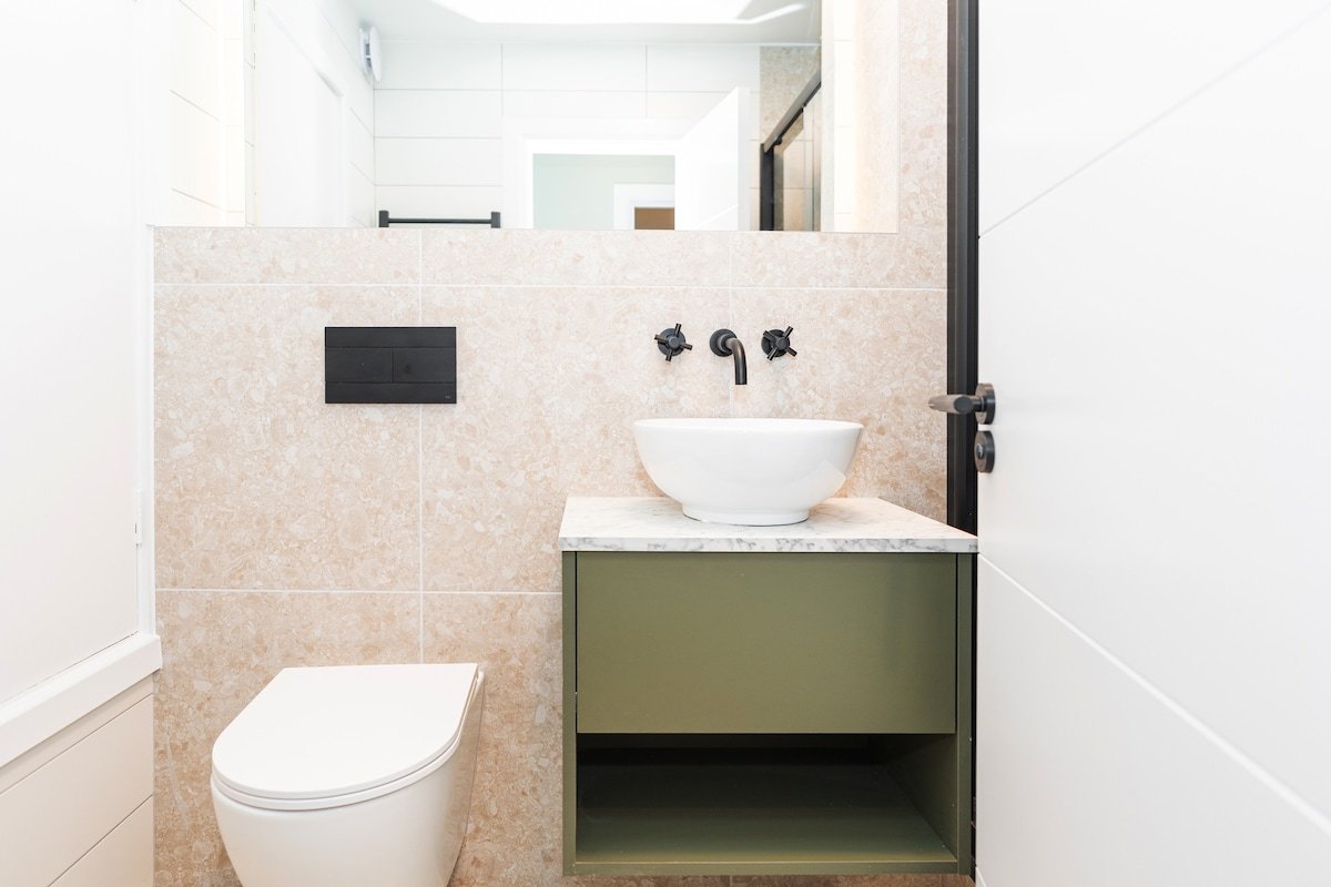 Central 2-bedroom Apartment – Walk to Attractions! gallery image 4