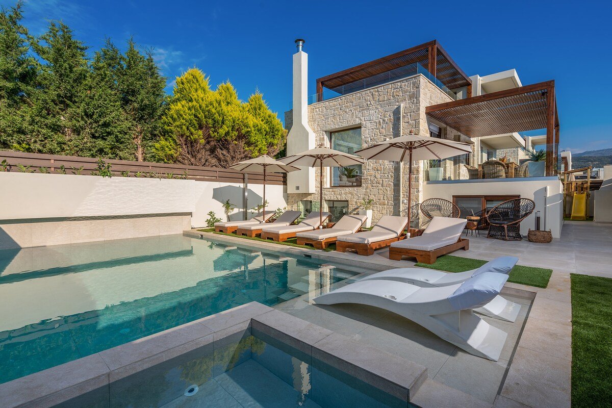 Amara ViIla I – 100m from beach, sauna & hot tub! gallery image 5