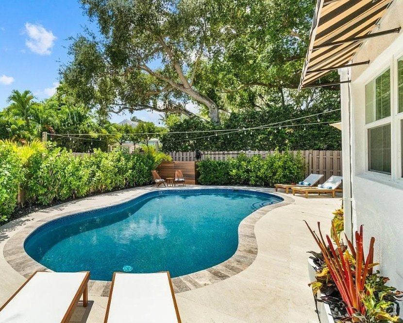 WALK to Las Olas sleeps 8 Pool gallery image 2