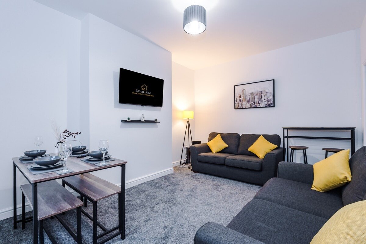 Spacious Home with Free Parking | Atherton House gallery image 4