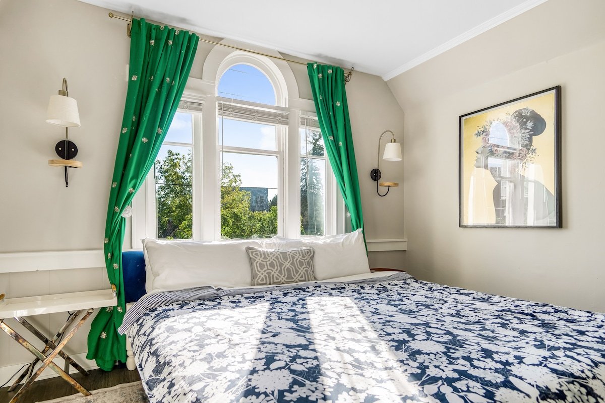 King Beds! Games! Amazing Area w/ 95 Walk Score. gallery image 4