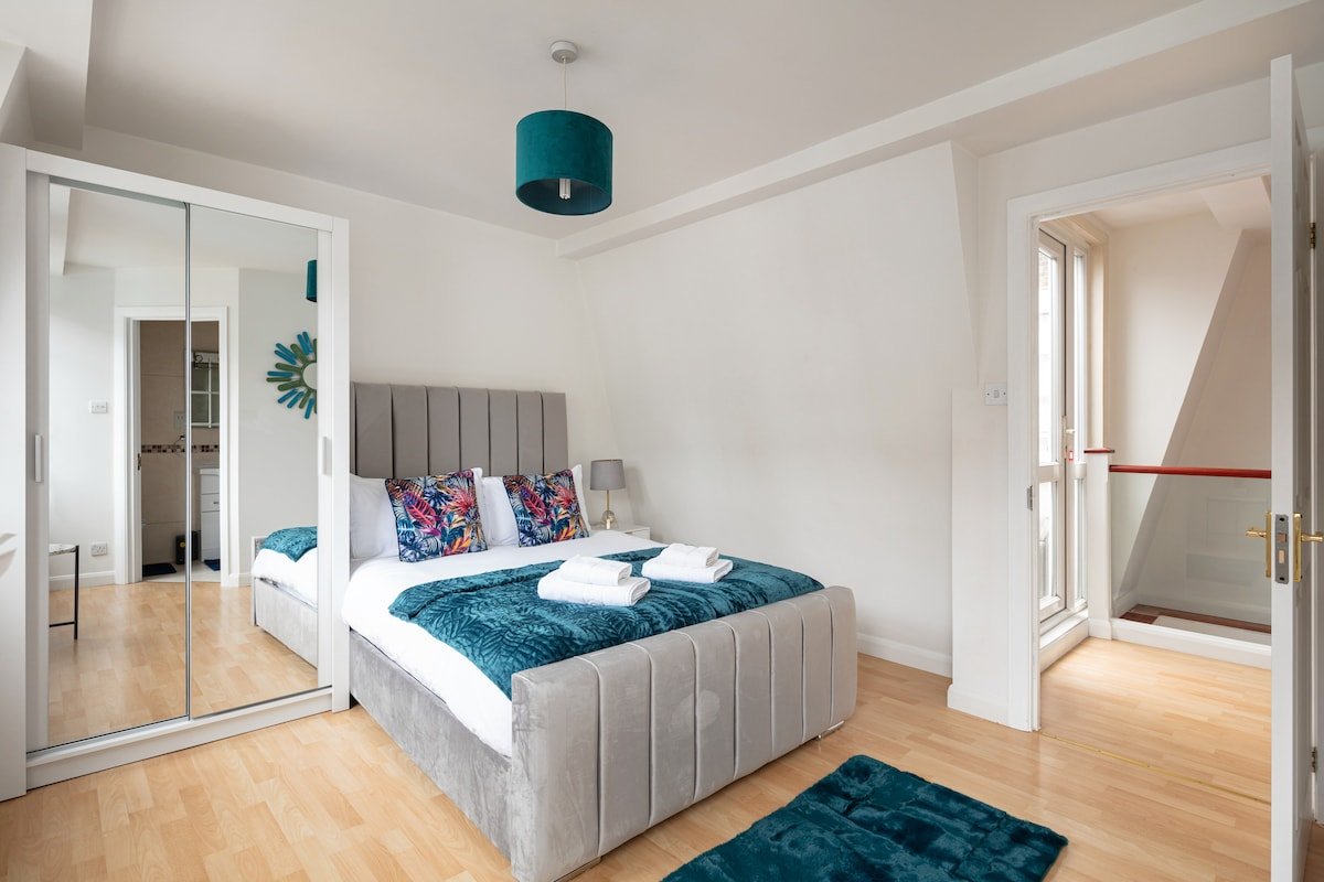 – Centrally Located TownHouse on a Quiet Mews – gallery image 4