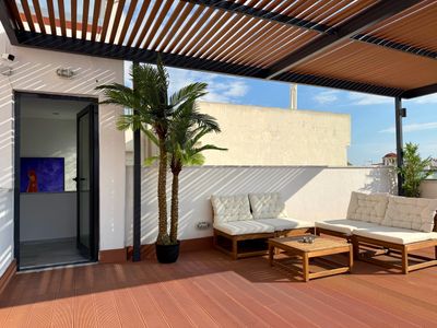 TH0 High-Standing Building Near Acropolis Rooftop