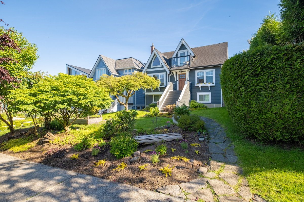 3 BR/2BTH, Near Downtown, Mountain Views gallery image 4