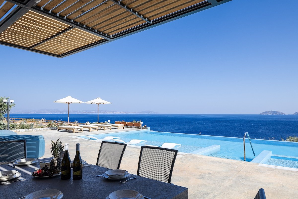 Stunning Seafront complex with 2 infinity pools! gallery image 3