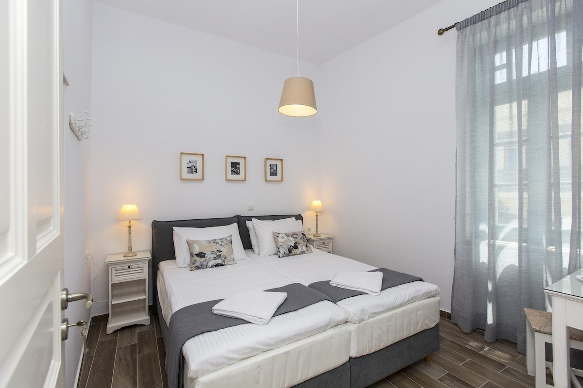 Two Apartments with Sea and Castle view 5-8 people gallery image 5