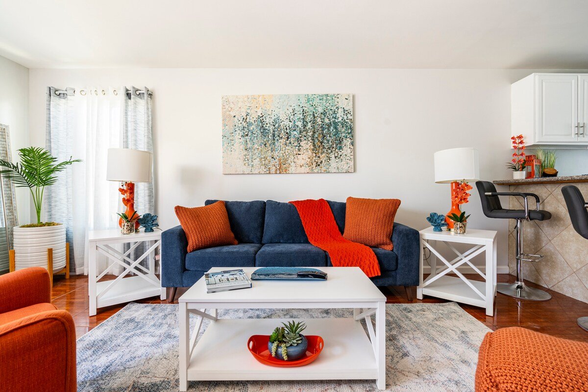 Bright 2-BR Home with Free Parking in Center-City gallery image 3