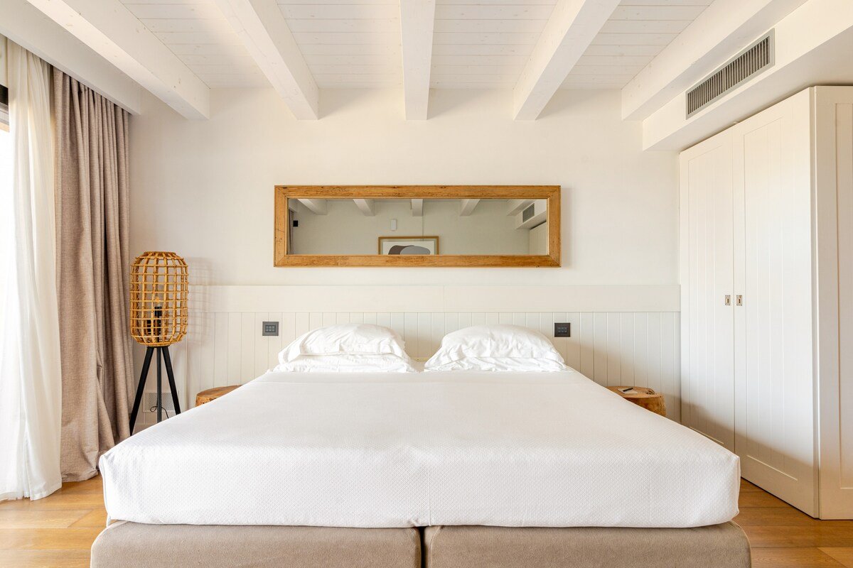 Luxury 6-Bedroom Modern Villa (6A) gallery image 3