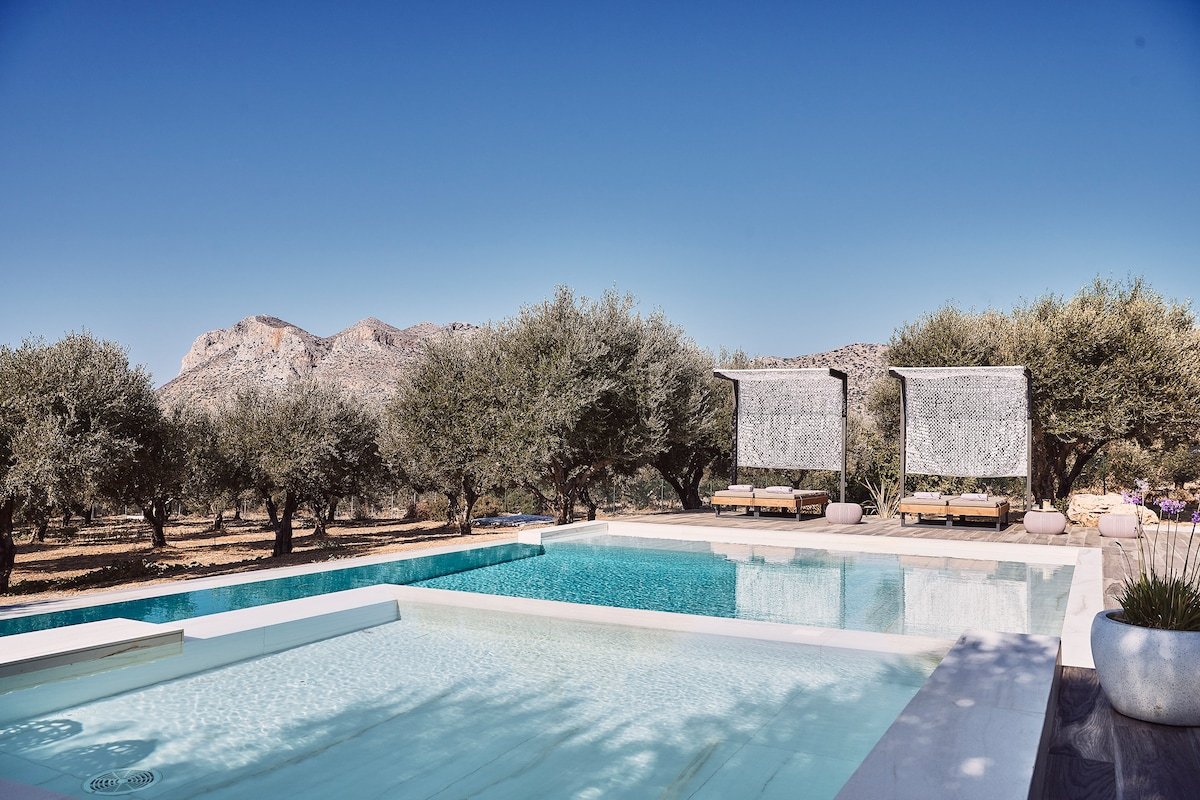 Minimal design, 70 sq.m. heated pool, full privacy gallery image 5