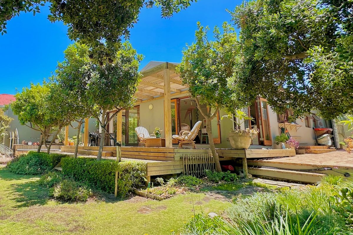 Large sunny open plan stylish home with fab garden gallery image 3