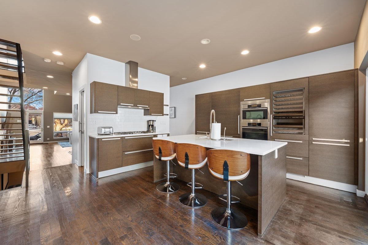 Exquisite 4-Bedroom Retreat in Chicago gallery image 3