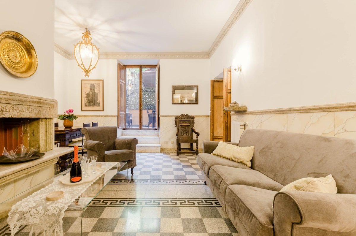 Stay near the Spanish Steps in a Historic Flat gallery image 2