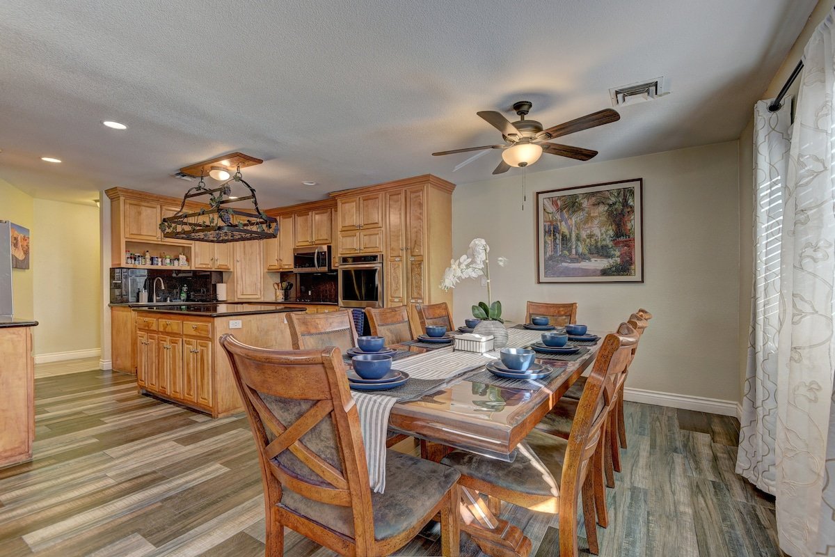 Villa with 2 Casita*Pool *7 Br4Bath-RV parking gallery image 4