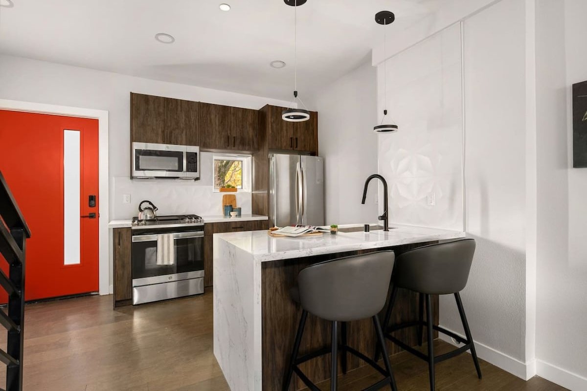 2 BR Luxury Rooftop Home | 360 Views | BBQ | Pet+ gallery image 2