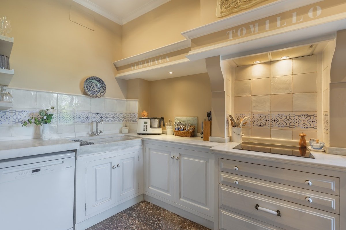 5-Bedroom home w/ heated pool, AC in Soller centre gallery image 5