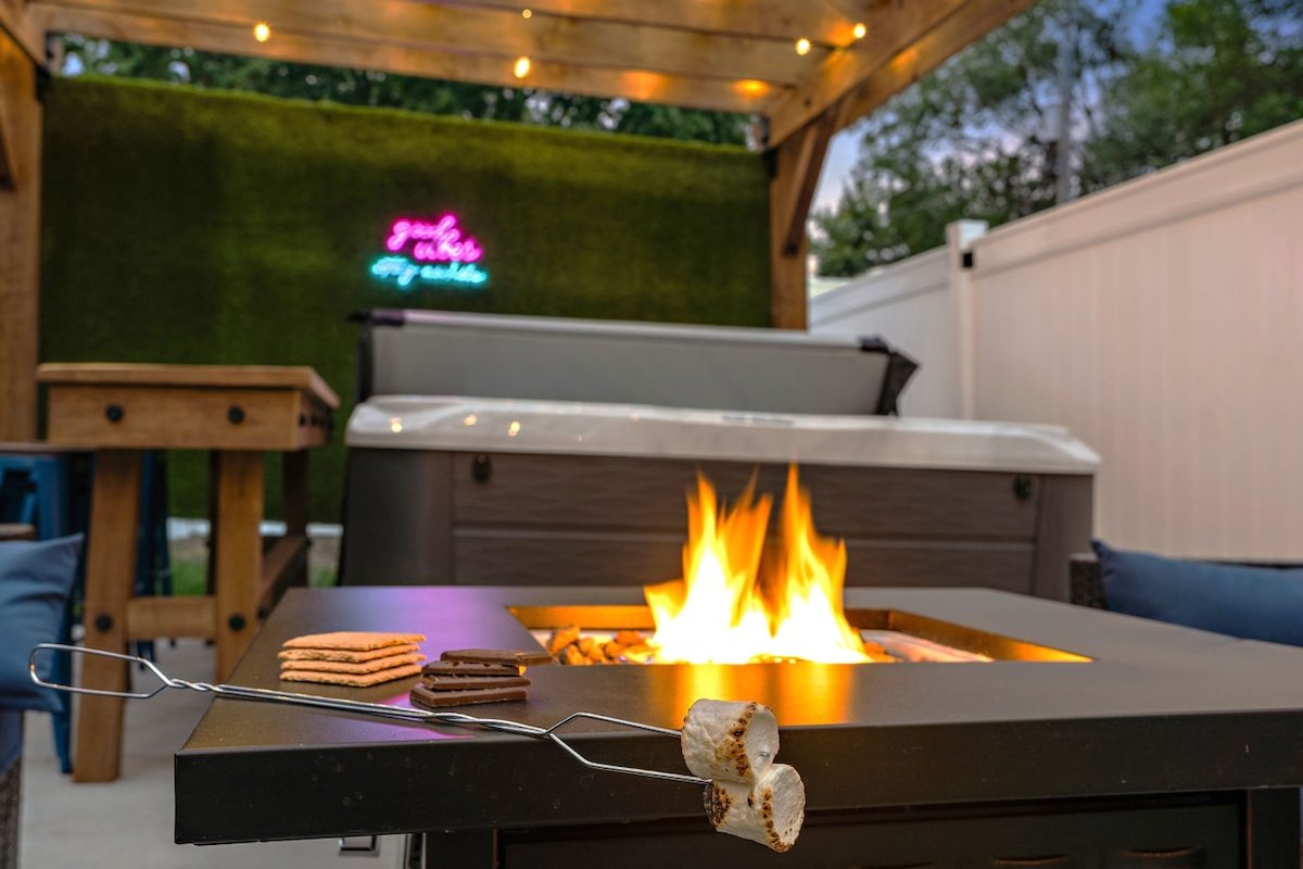 Ultimate Retreat Hot Tub, Games & MOA Minutes Away gallery image 4