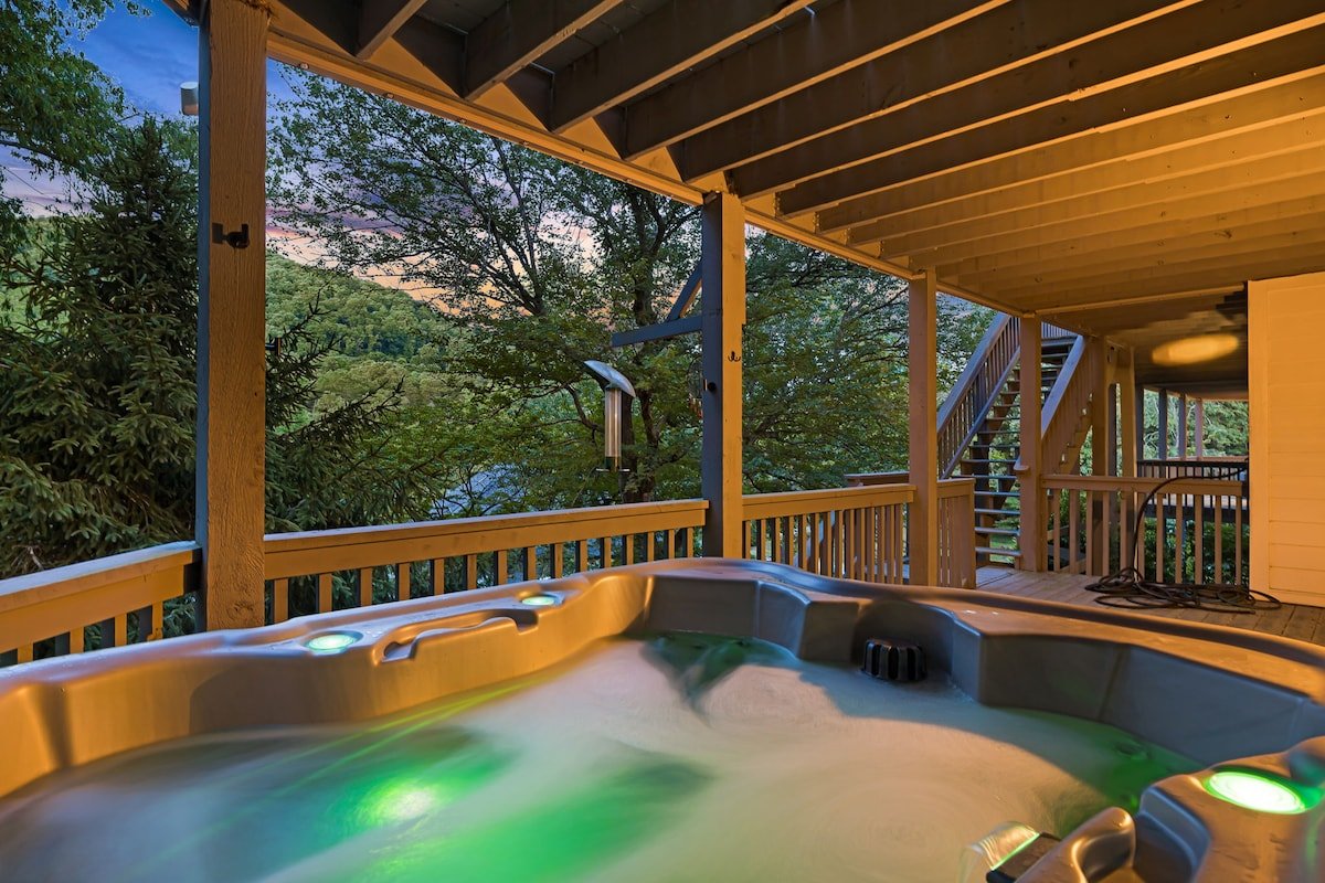 Luxury Retreat w/ Hot Tub,Game Room +Biltmore Pass gallery image 3