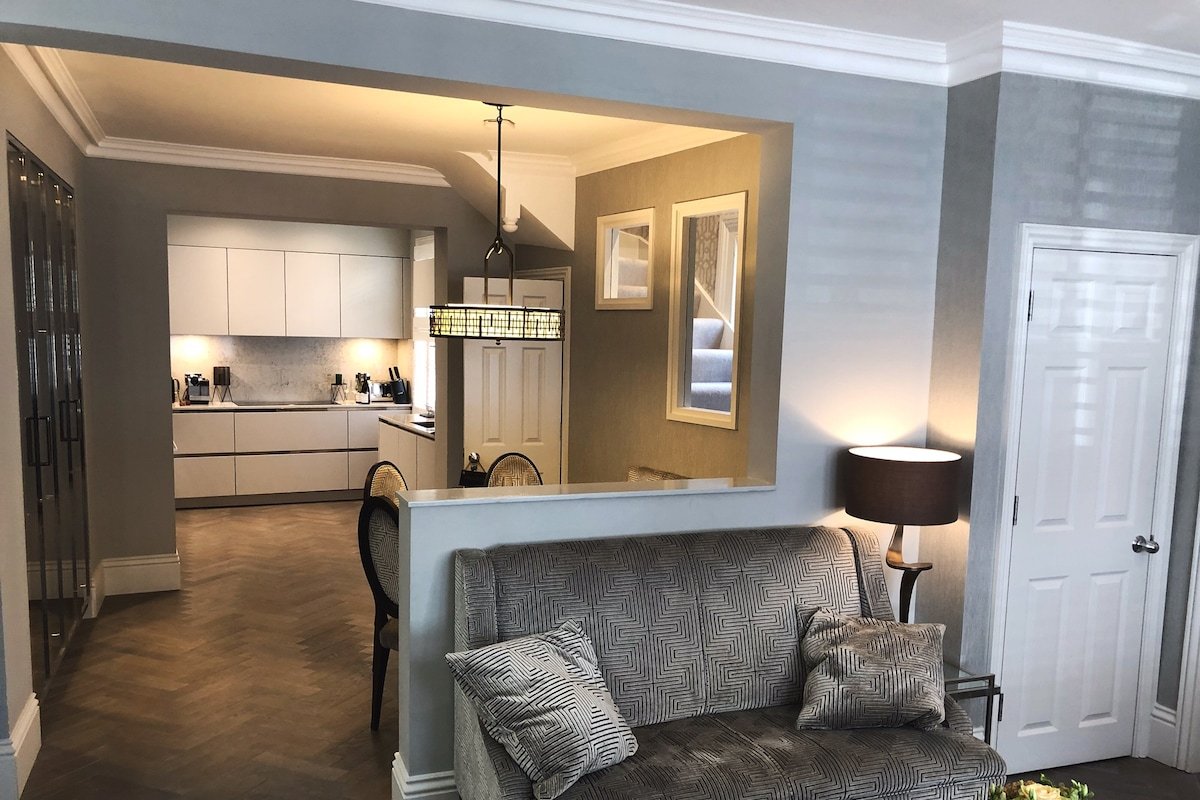 Aircon 4 bedroom Townhouse in Chelsea, Rooftop gallery image 5