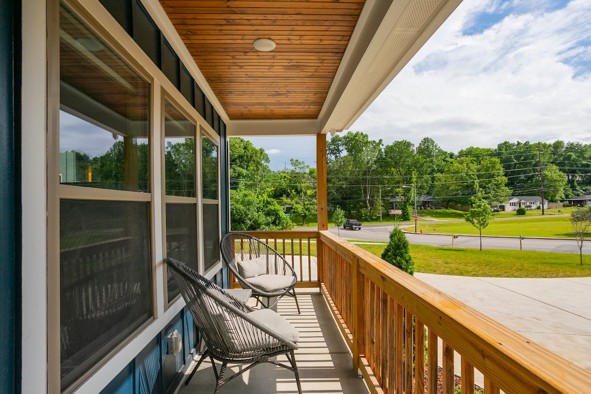 30+ day min Entire Residential home-The Blue House gallery image 3