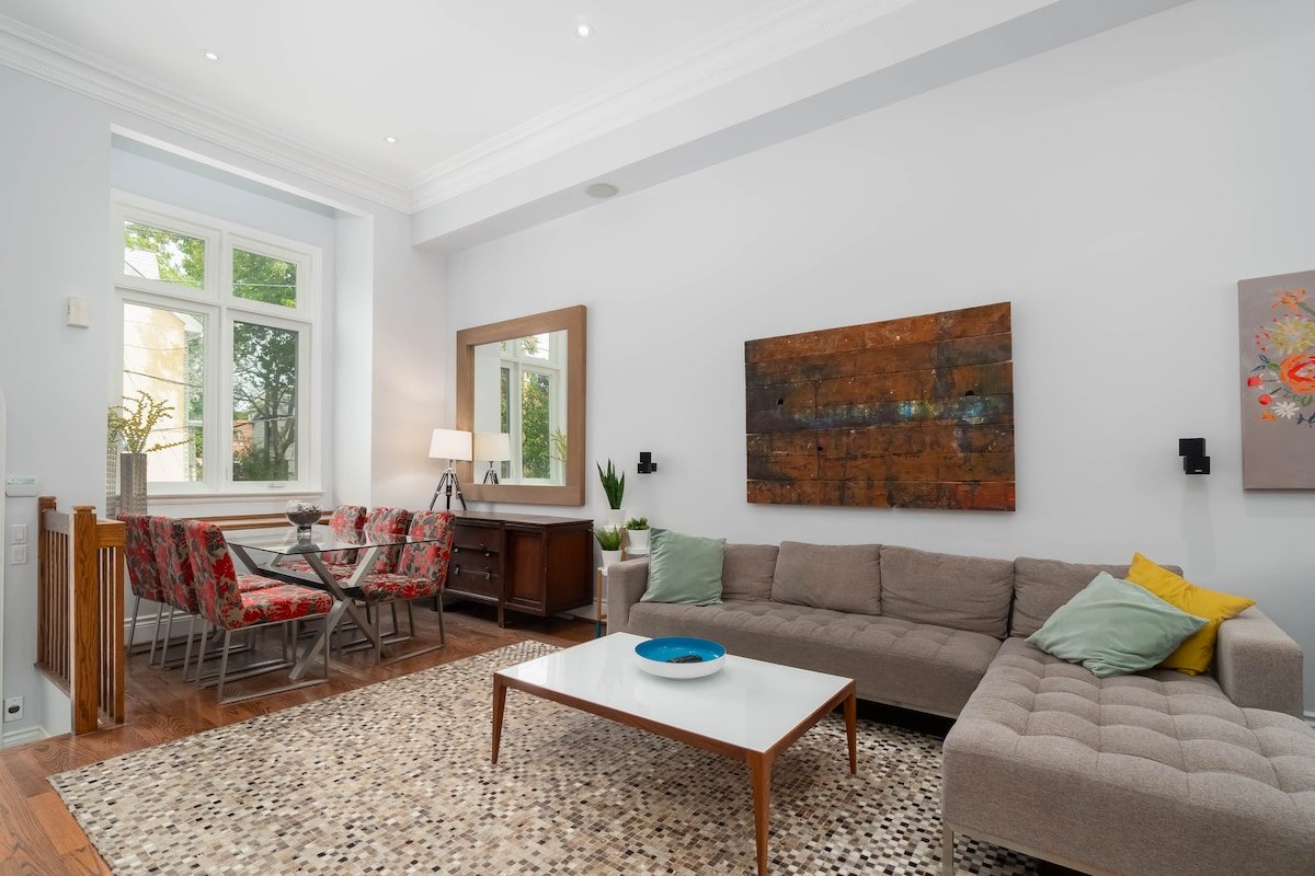 Big & Bright House + Parking & Great Beds gallery image 3