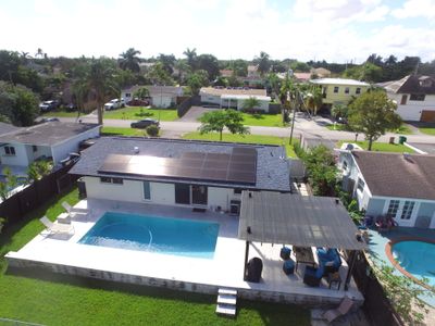 Modern pool home on lake near Hardrock FLL airport