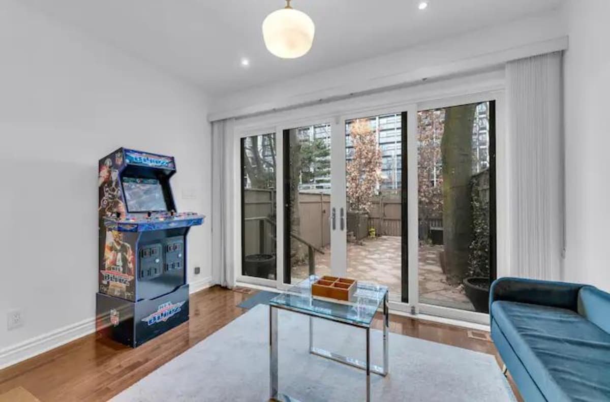 Cozy Retreat: Arcade, Comfy Beds, Full Amenities! gallery image 3