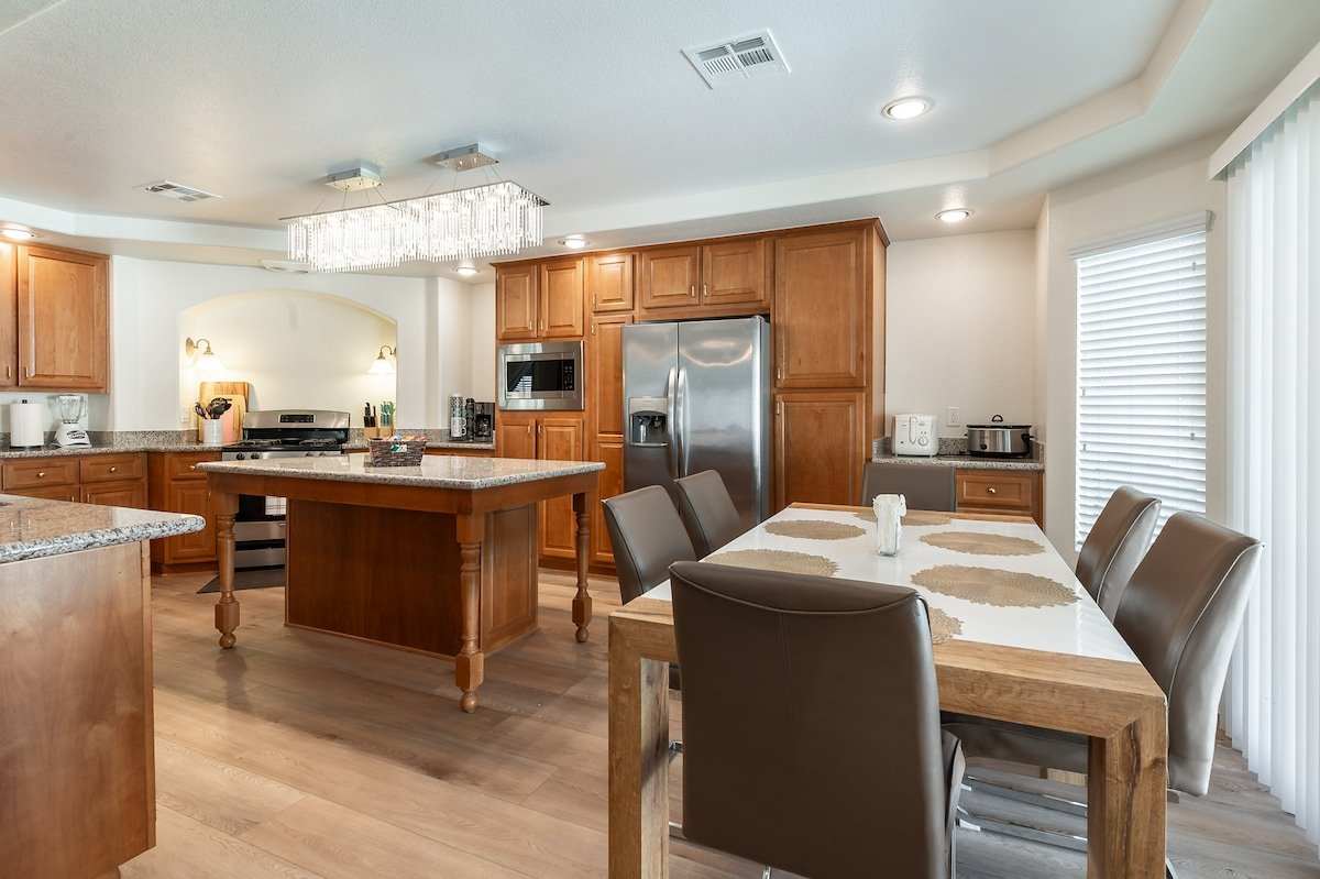 Las Vegas home minutes away from the strip!! gallery image 5