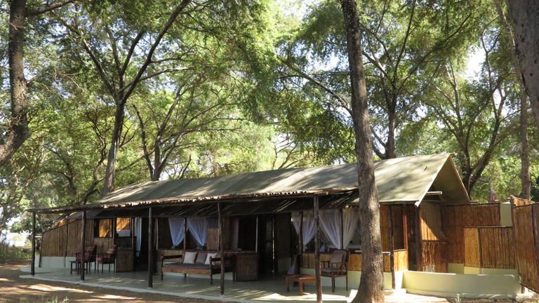 Chiawa Safaris - Old Mondoro T V - the 2 bedroom "family chalet"