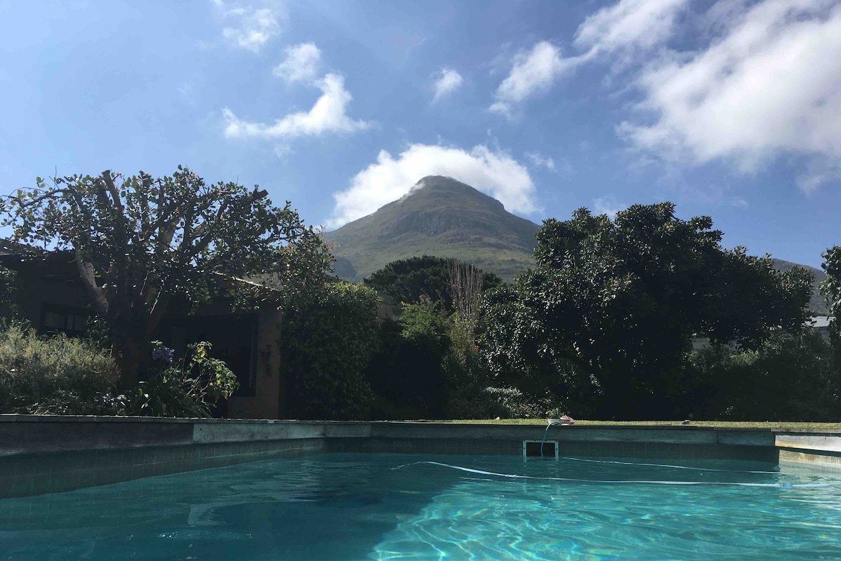 Spacious Family Home with 2 Cottages in Noordhoek gallery image 3