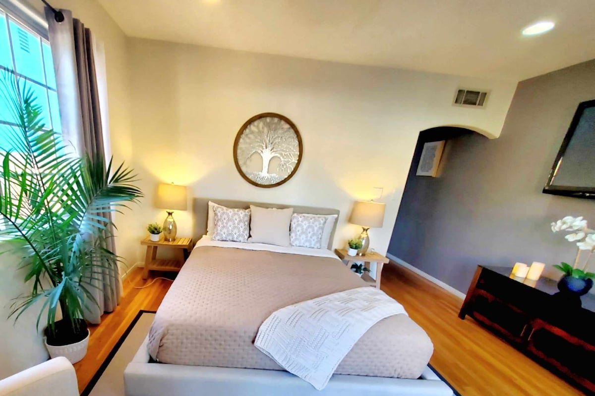 Stylish Home with Gorgeous Swimming Pool gallery image 5