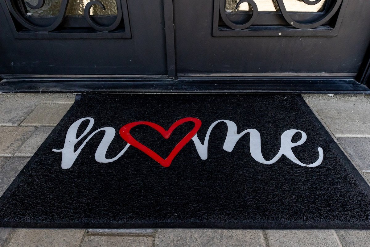 Spacious Luxury Home With Private Pool gallery image 4