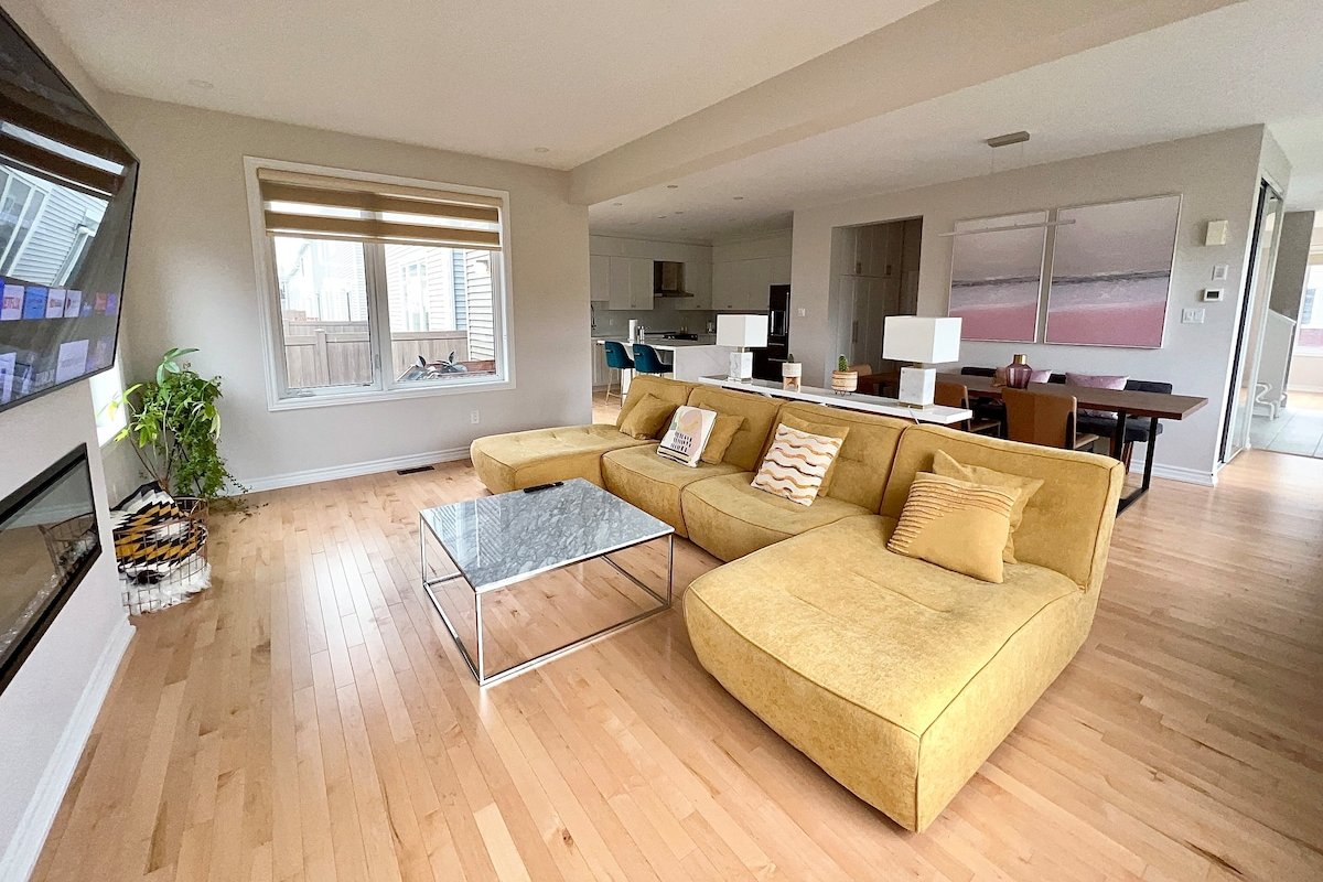 Home by Barrhaven Marketplace 5BR* & 3.5BATH gallery image 4