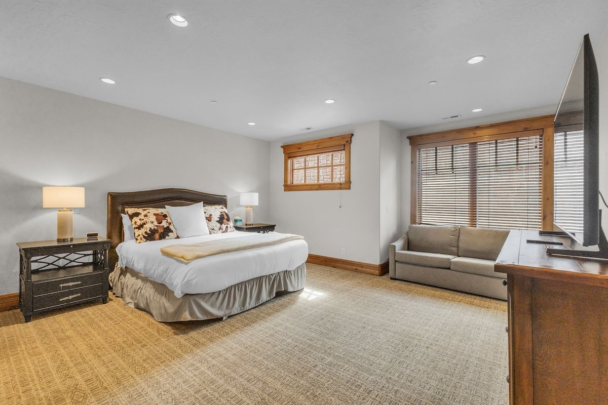 Luxe Park City Escape | Hot Tub & Theater gallery image 5