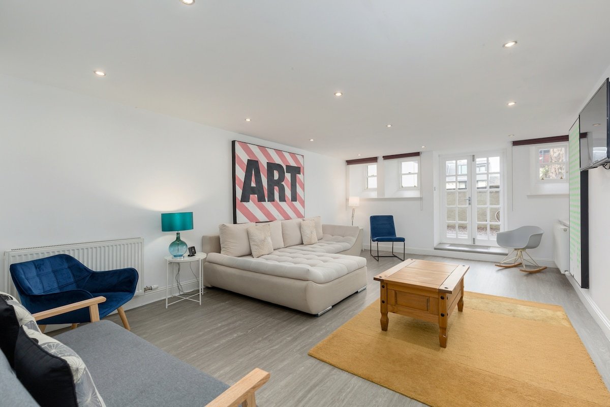 York Place City Centre 3 bedroom Duplex Apartment gallery image 2