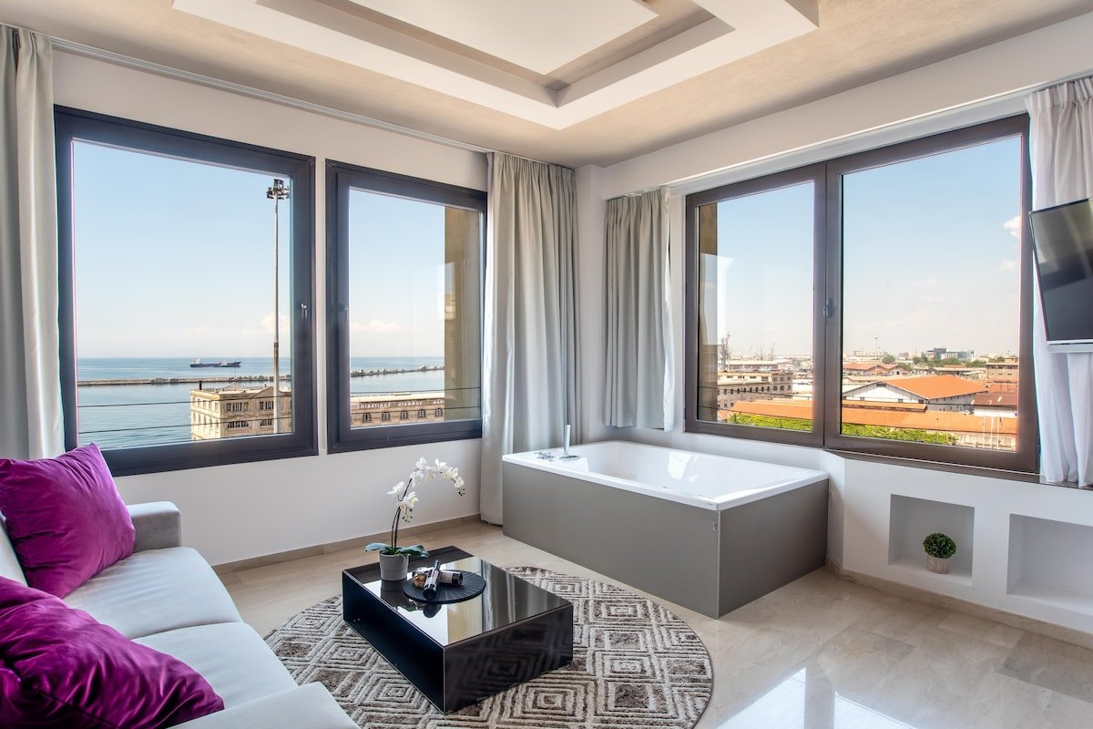 Riviera Jacuzzi&Sea view suite gallery image 3
