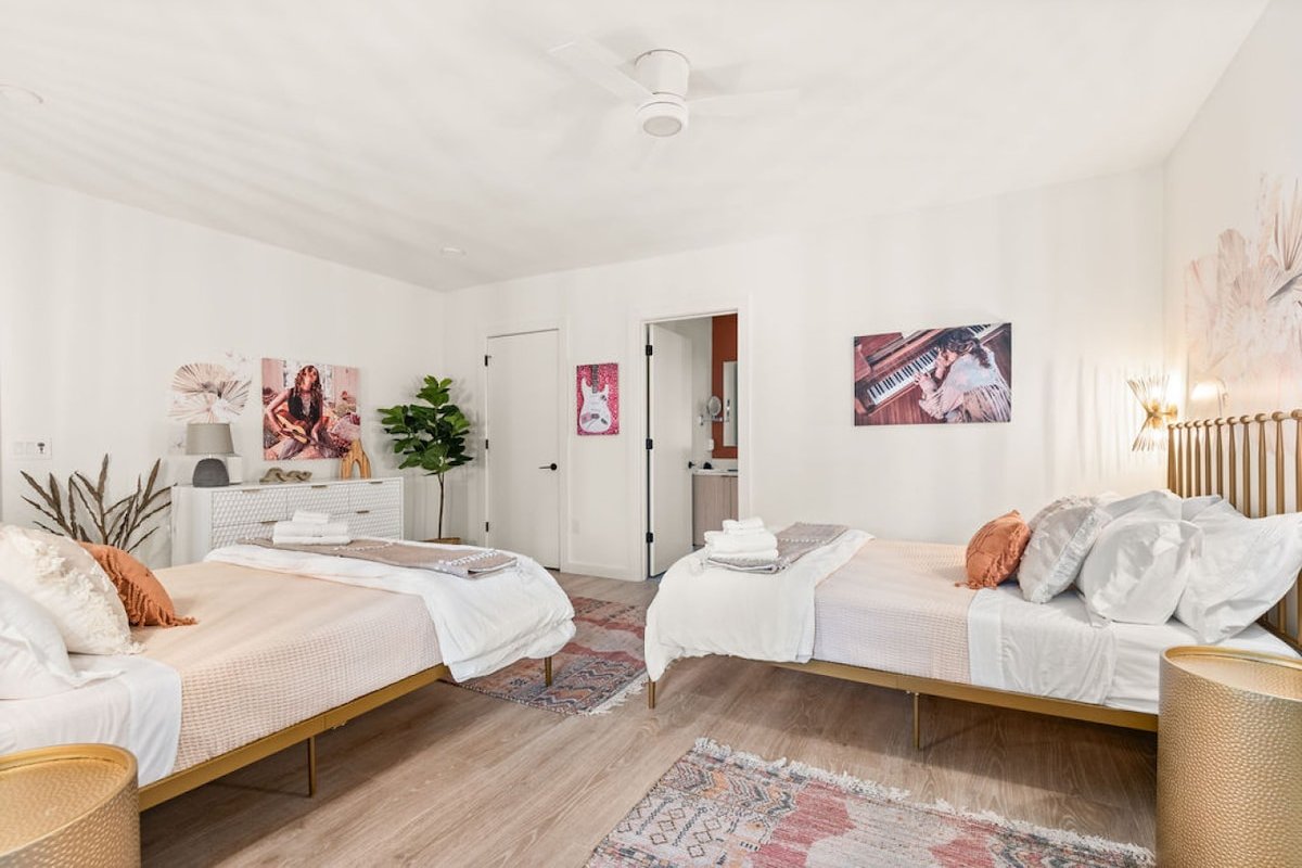 Nash Vybe | Broadway Nearby gallery image 4