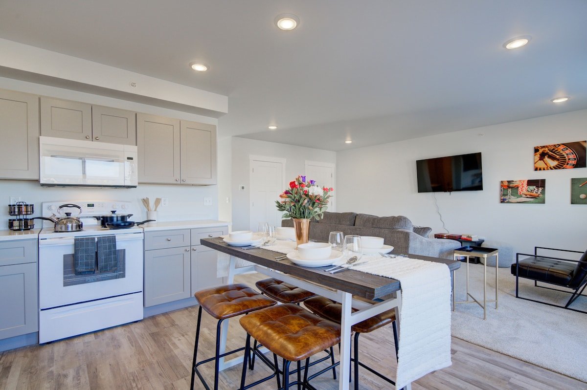 2 Adjoining Condos Rent Together gallery image 3