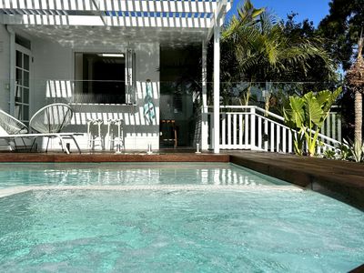 Sunset Palms: luxe coastal home, pool+spa