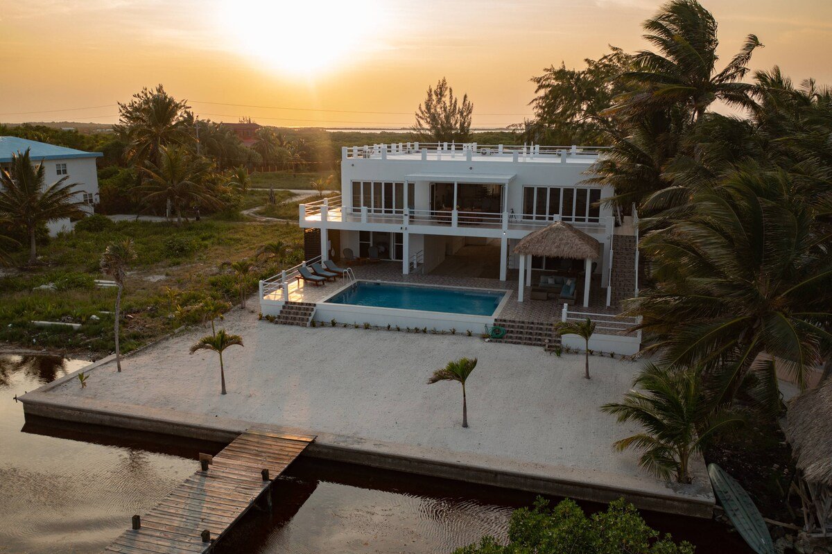 Oceanfront Villa w/Private Pool & Dock gallery image 3