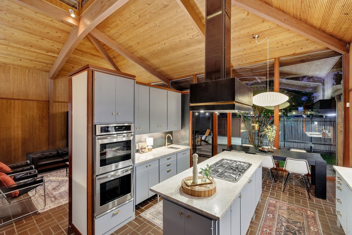 Mid-Century Oasis gallery image 4