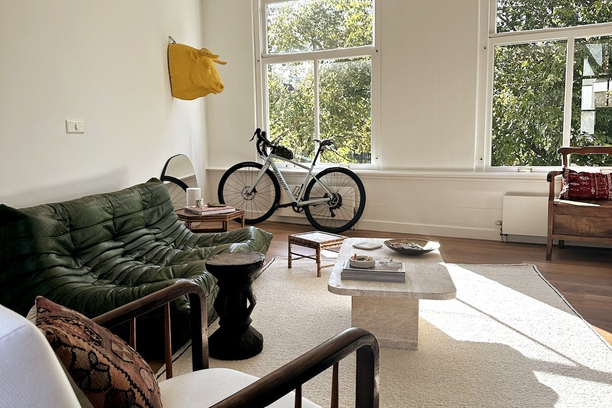 Historic canal-side apartment in Central Amsterdam gallery image 4