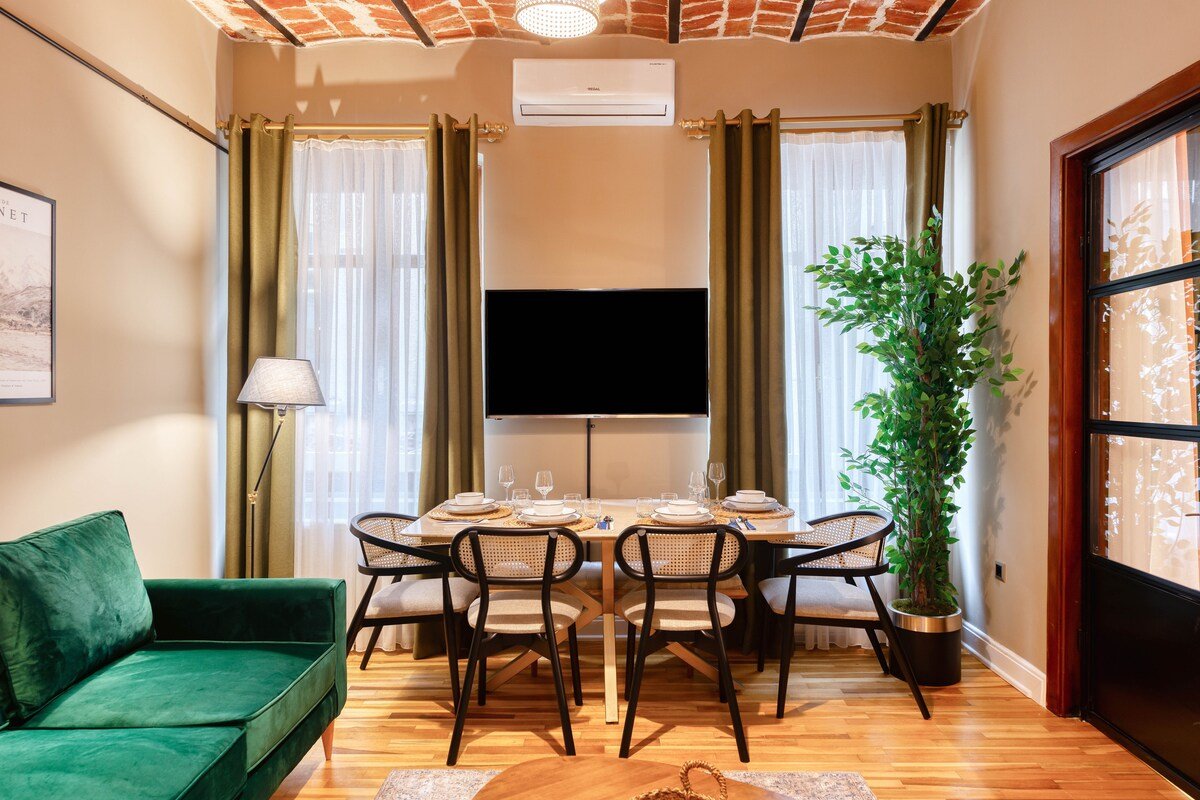 Magnificent, renovated historic Apt. -4BD-3 Bath gallery image 4