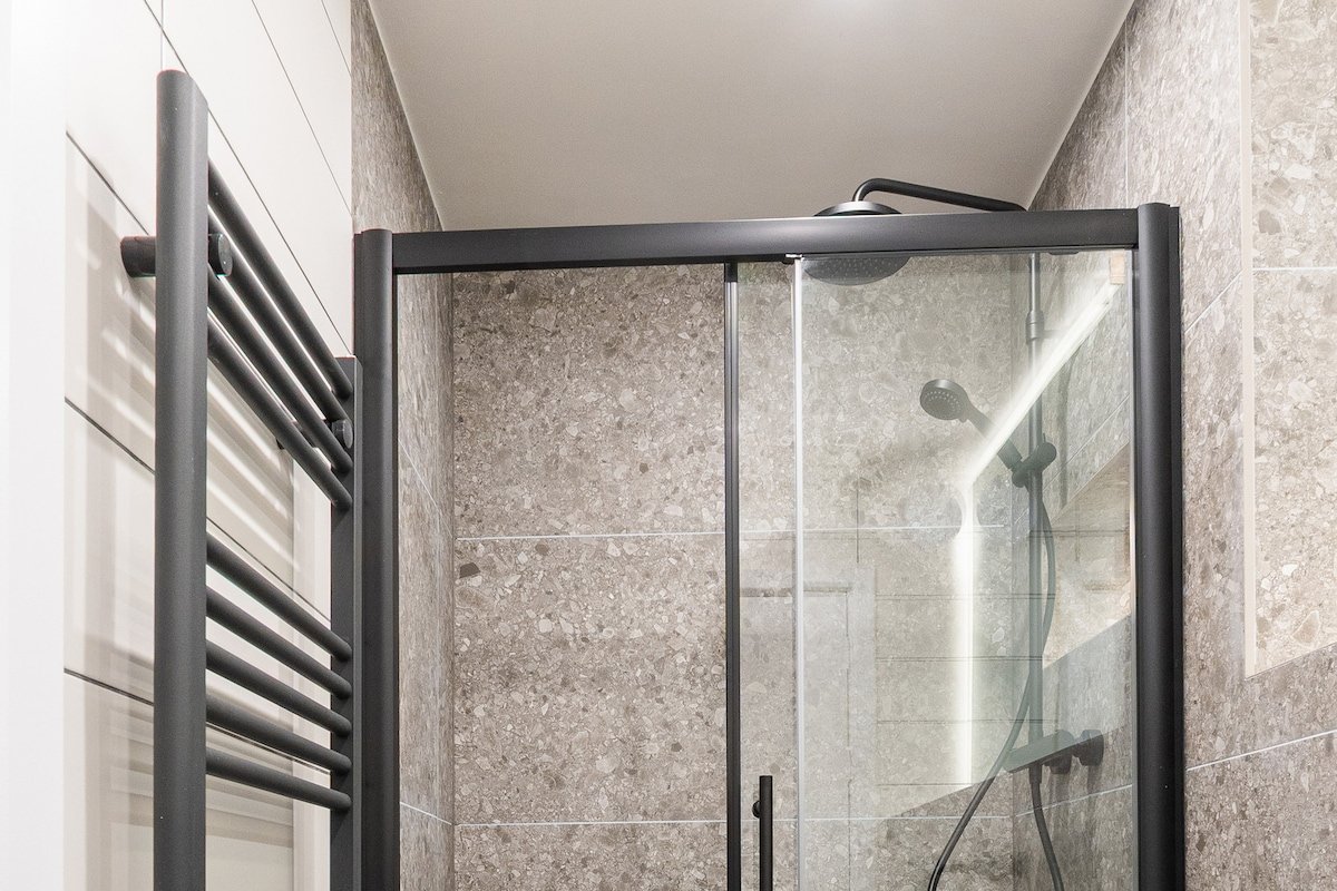 Perfect Location – Charming & Modern Apartment gallery image 4